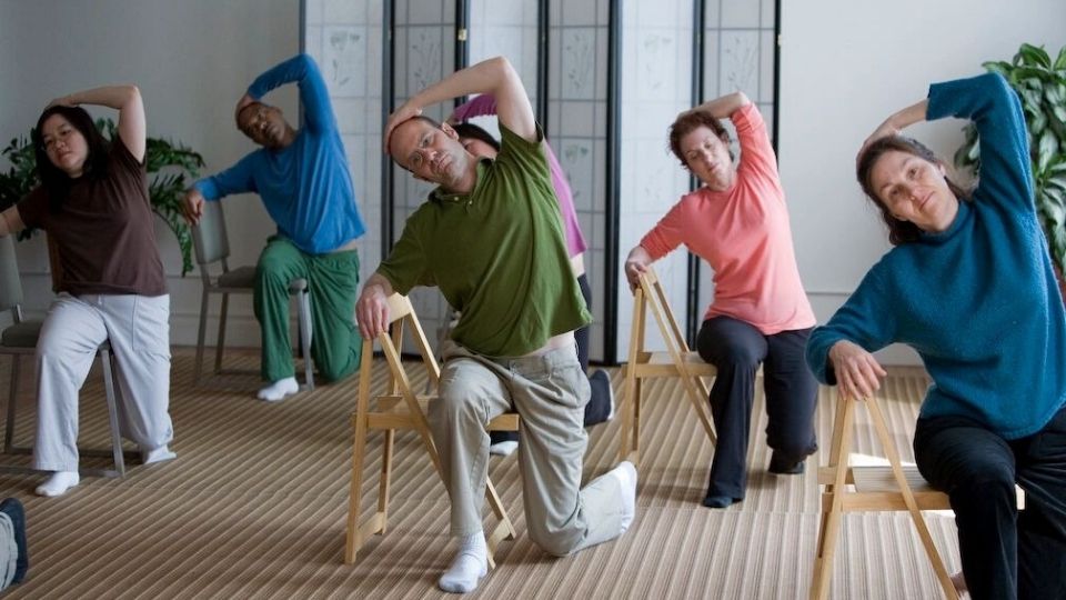 Feldenkrais lesson showing people improving their ability to rotate